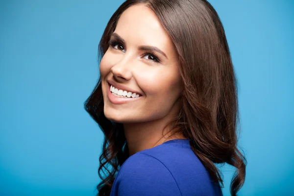 Feliz sorrindo jovem mulher, sobre azul — Fotografia de Stock