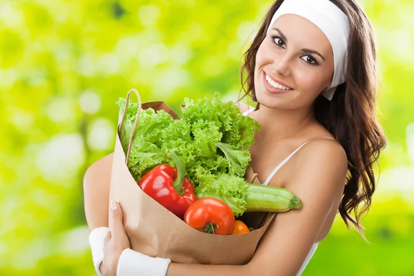 Mulher em desgaste fitness com comida vegetariana — Fotografia de Stock