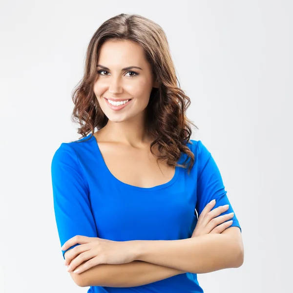 Счастливая улыбающаяся молодая женщина, над серым — стоковое фото