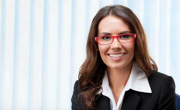 Joven mujer de negocios alegre en gafas — Foto de Stock