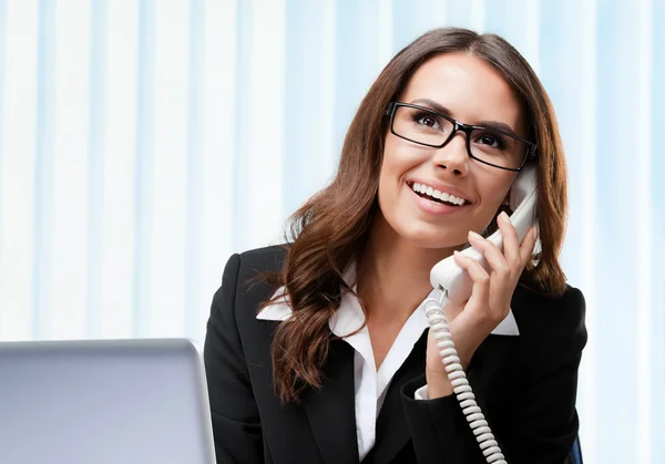 Jonge vrouw met telefoon, op kantoor — Stockfoto