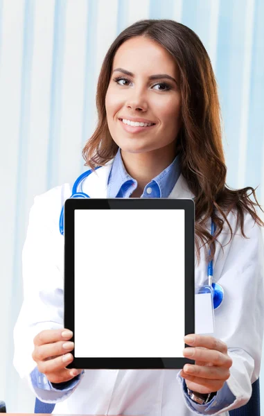 Doctor showing blank tablet pc for copyspace — Stock Photo, Image