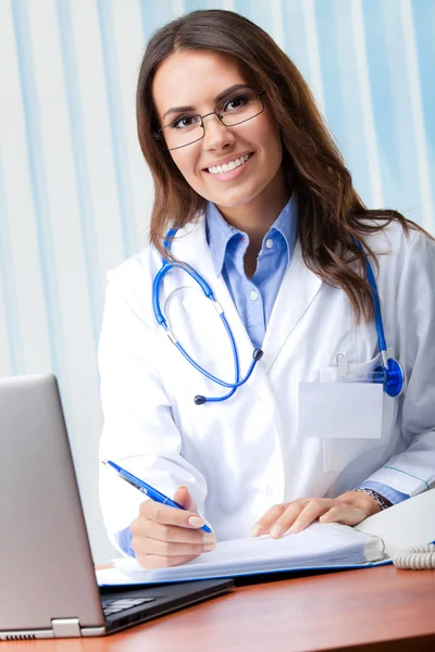 Médico feminino alegre com laptop — Fotografia de Stock