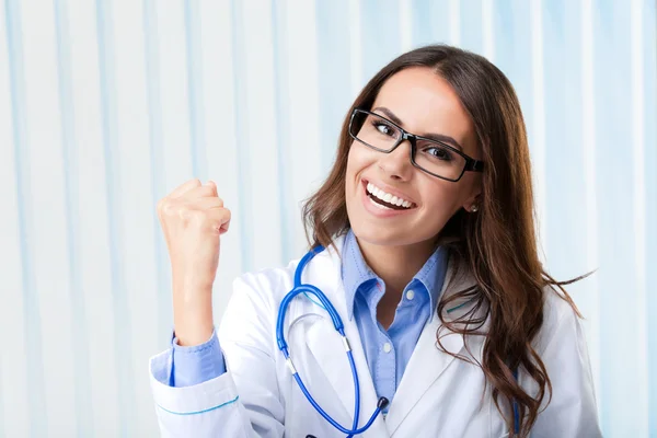 幸せな若い女性の医者のオフィスで身振りで示す — ストック写真
