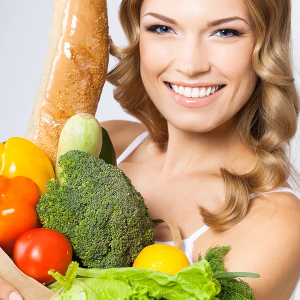 Mujer con comida vegetariana — Foto de Stock