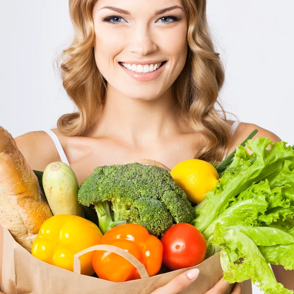 Mujer con comida vegetariana — Foto de Stock