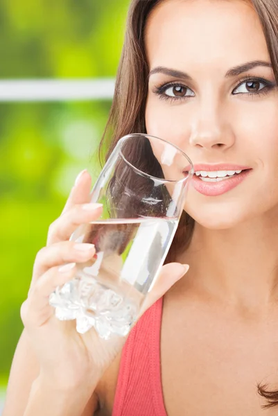 Jonge vrouw drinken van water, buiten — Stockfoto