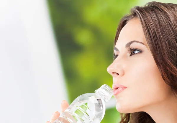 Giovane donna con acqua, all'aperto — Foto Stock