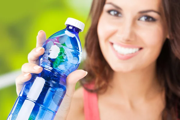 Junge Frau mit Wasser, im Freien — Stockfoto