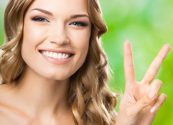 Frau zeigt zwei Finger oder Siegesgeste — Stockfoto