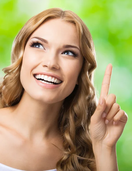 Woman, showing one finger or idea gesture, outdoor — Stock Photo, Image