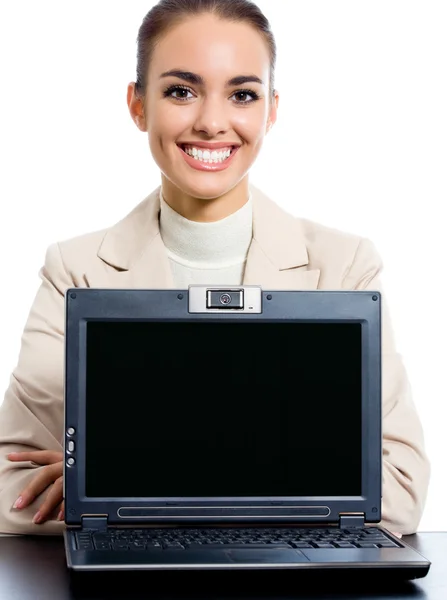 Affärskvinna visar laptop med copyspace, på vitt — Stockfoto