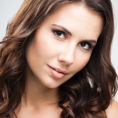 gri üzerine güzel bir kadın portresi