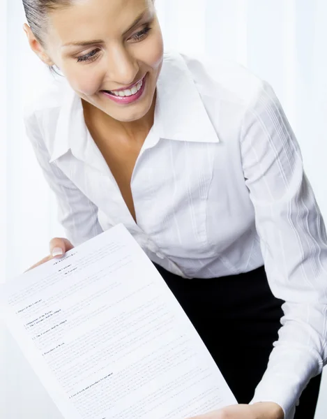 Mujer de negocios sonriente mostrando documento —  Fotos de Stock