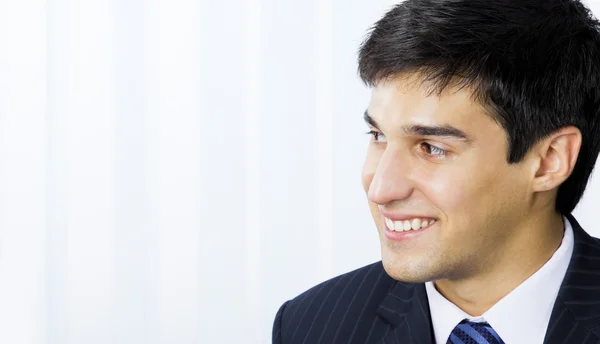 Glücklich lächelnder junger Geschäftsmann im Büro — Stockfoto