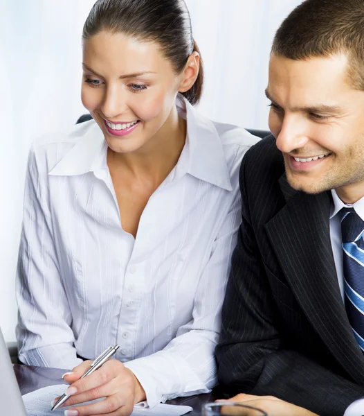 Dos jóvenes empresarios sonrientes — Foto de Stock