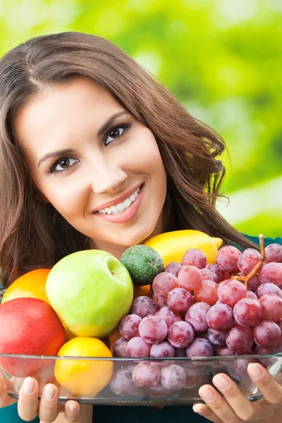 Femme avec assiette de fruits, à l'extérieur — Photo