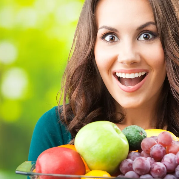 Femme avec assiette de fruits, à l'extérieur — Photo