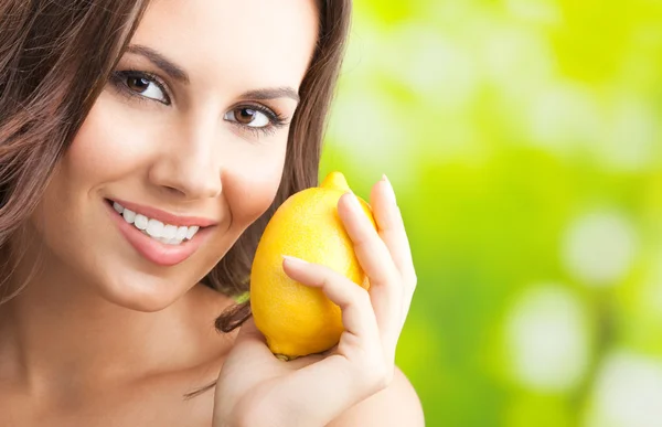 Giovane donna felice sorridente con limone, all'aperto — Foto Stock