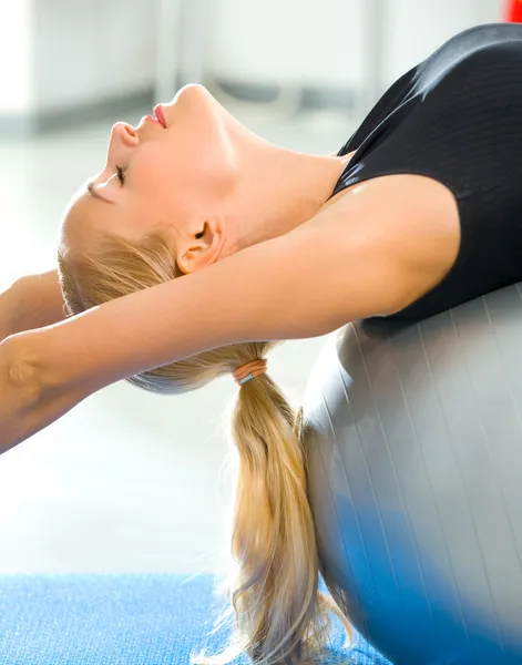 Mujer con fitball en casa —  Fotos de Stock