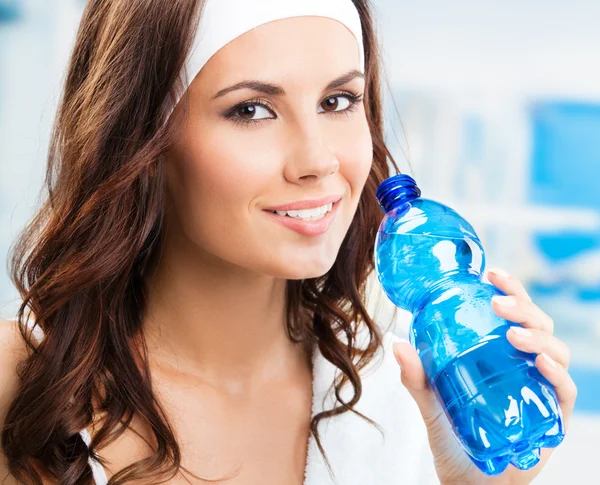 Donna con bottiglia d'acqua, al fitness club — Foto Stock