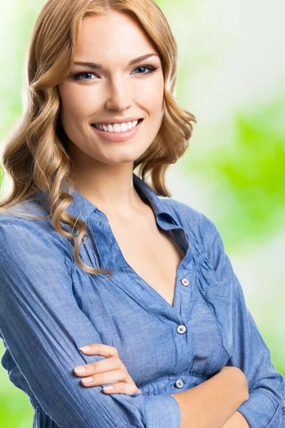 Glada leende kvinna med långt hår, utomhus — Stockfoto