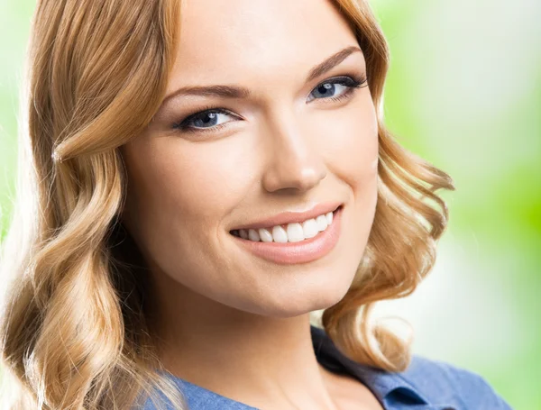 Felice donna sorridente con i capelli lunghi, all'aperto — Foto Stock