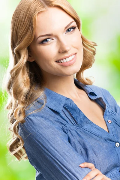 长头发，室外的幸福微笑女人 — 图库照片