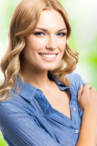 Šťastné usmívající se žena s dlouhými vlasy, venkovní — Stock fotografie