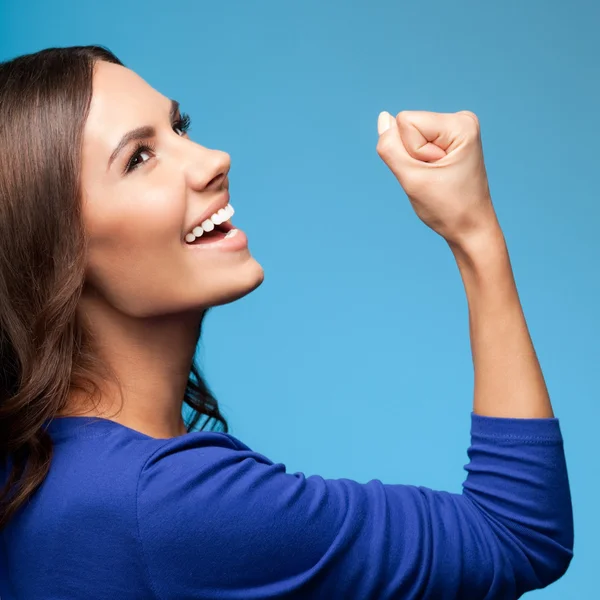 Gelukkig gebaren jonge vrouw, over blauw — Stockfoto