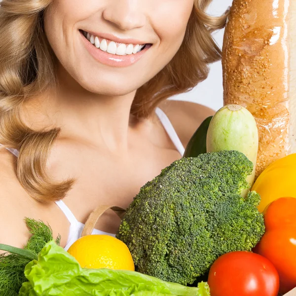 Mulher com comida vegetariana — Fotografia de Stock