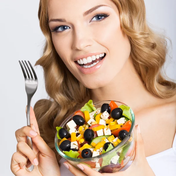 Frau mit vegetarischem Salat, über grau — Stockfoto