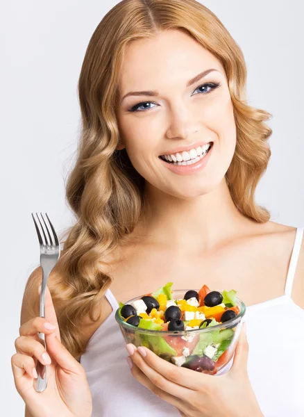 Mulher com salada vegetariana, sobre cinza — Fotografia de Stock