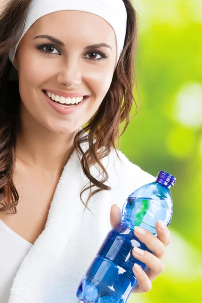 屋外の水のボトルを持つ女性 — ストック写真