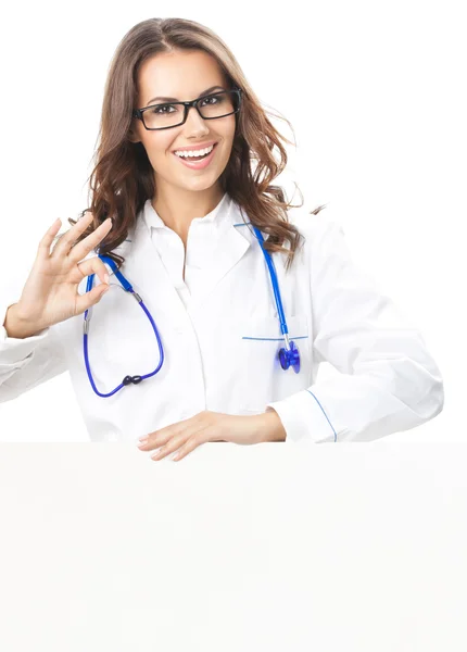 Médico mostrando placa em branco, isolado — Fotografia de Stock