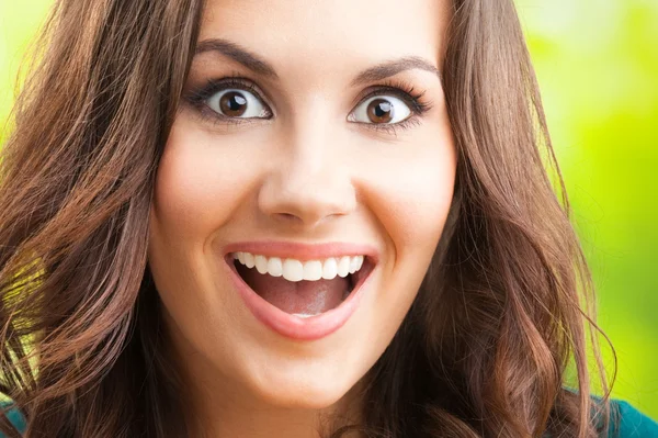 Joven mujer sonriente feliz, al aire libre — Foto de Stock