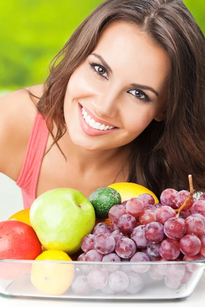 Woman with plate of fruits, outdoors — Stock Photo, Image