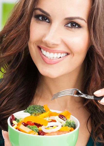 Jonge vrouw met salade, buitenshuis — Stockfoto