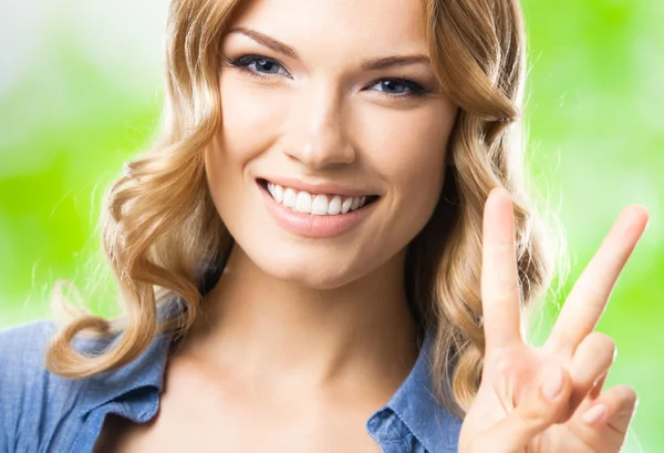 Frau zeigt zwei Finger oder Siegesgeste — Stockfoto