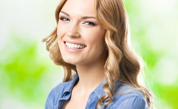 Mujer sonriente feliz con el pelo largo, al aire libre —  Fotos de Stock