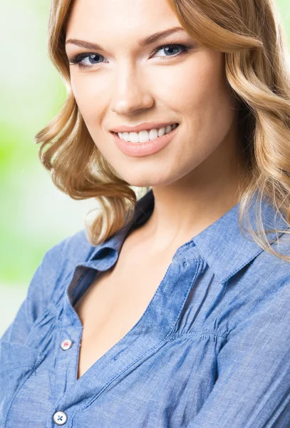 Gelukkig lachende vrouw met lang haar, buiten — Stockfoto