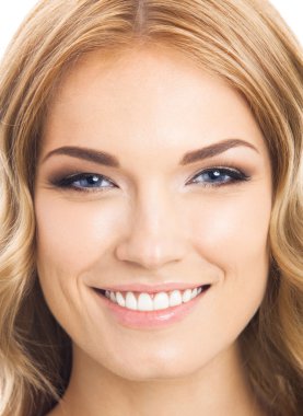 mutlu genç bir kadın, beyaz üzerinde gülümseyen