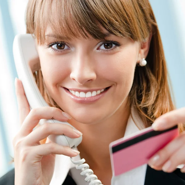 Femme d'affaires avec téléphone et carte de crédit — Photo