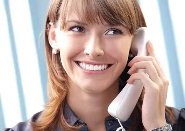 Mujer joven con teléfono, en la oficina — Foto de Stock