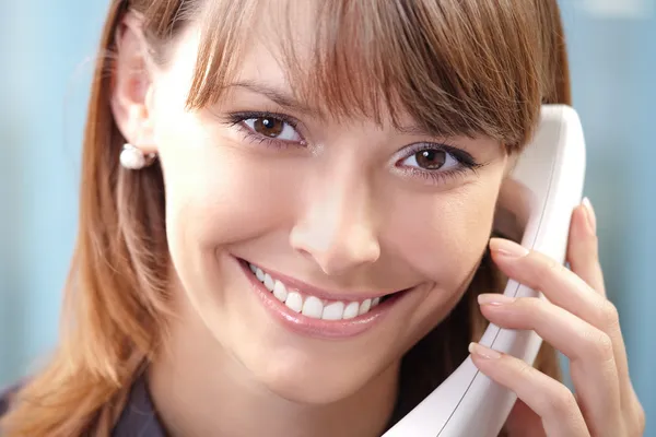 Young woman with phone, at office — Stock Photo, Image