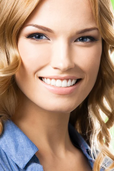 Feliz mulher sorridente com cabelo comprido, ao ar livre — Fotografia de Stock