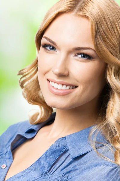 Bonne femme souriante aux cheveux longs, en plein air — Photo