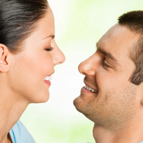 Jovem feliz sorrindo casal atraente, ao ar livre — Fotografia de Stock