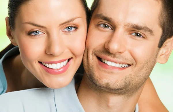 Jovem feliz sorrindo casal atraente, ao ar livre — Fotografia de Stock