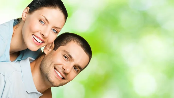 Unga glada leende attraktivt par, utomhus — Stockfoto